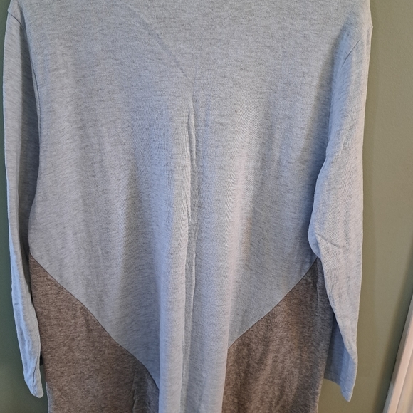 Color block top. - Picture 3 of 4